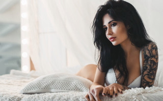 Tattooed woman white room black - tattoo free wallpaper