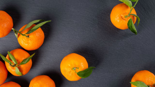Oranges leaves table black background - a table top free wallpaper