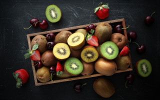 Wooden box kiwis strawberries table - other fruit free wallpaper