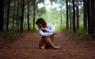Woman forest dirt road barefoot - her knee free wallpaper