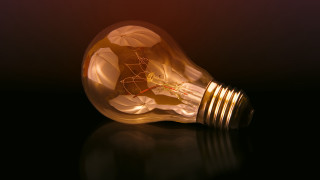 Light bulb black background red - free light wallpaper for desktop