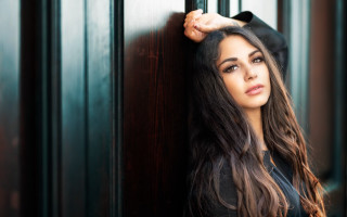 Woman door handle serious araceli - the door handle free wallpaper