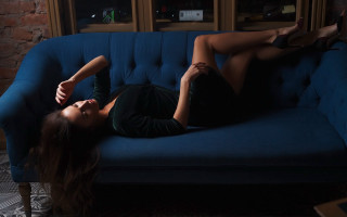 Woman bluecouch darkroom brickwindow arabesque - a blue couch free wallpaper