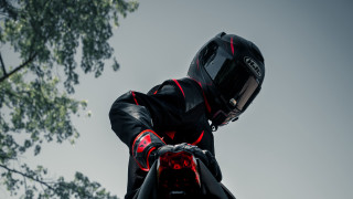 Motorcycle helmet outdoors snow gradient - a helmet free wallpaper for desktop