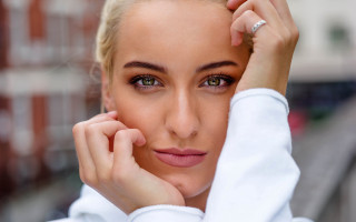 Woman ring brick wall portrait - caro niederer free wallpaper