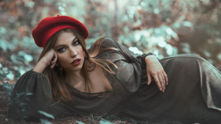 Woman redhat beret fashion portrait - a red hat free wallpaper for desktop