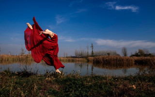 Woman dancing red dress pond - chen lu free wallpaper