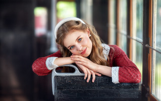 Woman leaning box hand chin - preraphaelitism free wallpaper