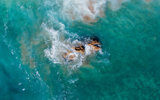 Ocean swimming wave rock aurora - a wave free wallpaper