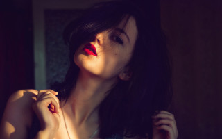 Woman redlipstick necklace lookingup portrait - fashion photography free wallpaper