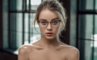 Eszter Mattioni glasses portrait blurry - glass free wallpaper for desktop