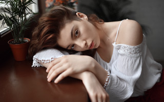 Woman sitting plant portrait blurry - a plant in the background free wallpaper