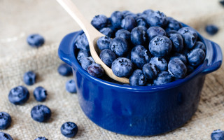 Blueberry bowl wooden spoon scattered - berry free wallpaper