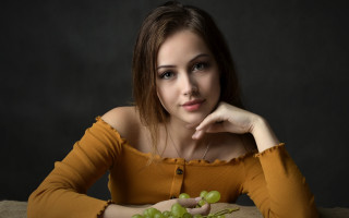 Elina karimova portrait grapes food - a woman sitting free wallpaper