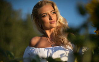 Blonde woman sunflower field portrait - anna hotchkis free wallpaper