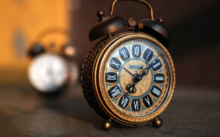 Small clock table roman numerals - photorealistic imagery free wallpaper