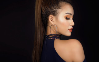 Woman ponytail hoop earrings fashion - du qiong free wallpaper