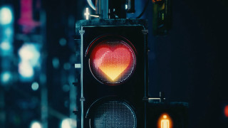 Traffic light heart night cityscape - a traffic light free wallpaper
