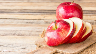 Wooden cutting apples knife bowl - a wooden cutting board free wallpaper