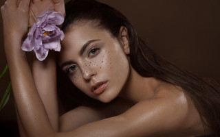 Freckled woman flower pointillism fashion - her face and body free wallpaper