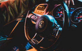 Driver car dashboard automatiste motionblur - wheel and dashboard free wallpaper