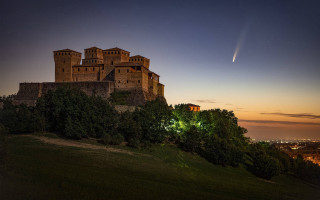 Castle hill night sky magic - a hill free wallpaper