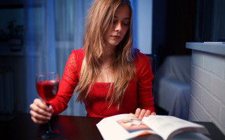 Woman sitting table blonde blurry - diffuse free wallpaper for desktop