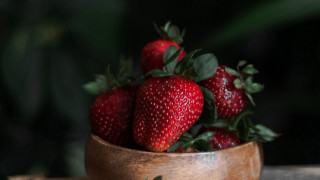 Wooden bowl berry leaf strawberry - ripe free wallpaper