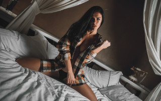 Woman plaid shirt bed sitting - a plaid shirt free wallpaper