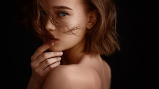 Messy hair blue eyes portrait - under her chin free wallpaper