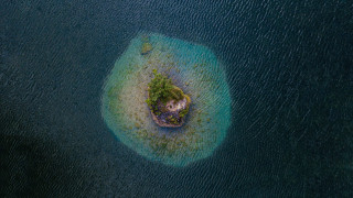Island house forest aerial night - the middle of the water free wallpaper