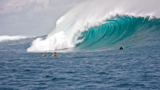 Large wave surfers ocean beach - depth free wallpaper