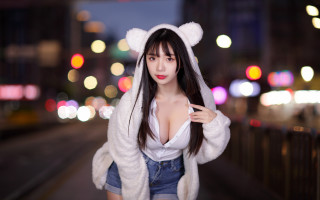 Woman bear costume night street - du qiong free wallpaper