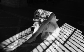 Woman bench whitedress chiaroscuro portrait - chiaroscuro free wallpaper