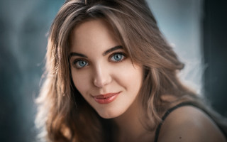 Woman blueeyes longhair portrait makeup - her shoulder free wallpaper for desktop