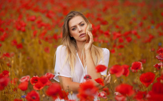 Woman redflowers serious portrait autumn - anna hotchkis free wallpaper