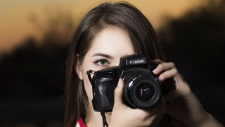 Woman camera sunset blurry background - claire falkenstein free wallpaper