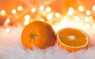 Orange slice white feather christmas - a white fur free wallpaper