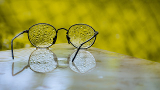 Glasses water droplets wooden table - a pair of glasses free wallpaper