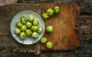 Brussel sprouts bowl wooden table - cutting free wallpaper