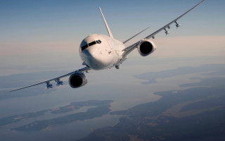 Large jetliner flying blue sky - a large jetliner free wallpaper