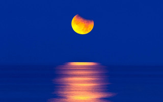 Full moon ocean night blue - a full moon free wallpaper for desktop