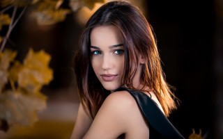 Elina karimova black dress yellow 2 - free portrait wallpaper for desktop