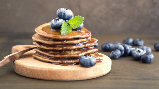 Pancakes blueberries syrup wooden board - fedot sychkov free wallpaper for desktop