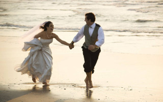 Bride groom beach holding hands - eric zener free wallpaper