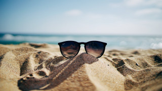 Sunglasses beach ocean sunny day - a pair of sunglasses free wallpaper