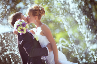 Bride groom kissing fountain wedding - a bride and groom free wallpaper