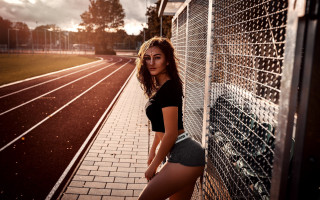 Woman fence sunset cityscape athletic - a woman leaning against a fence free wallpaper