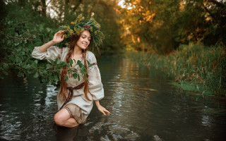 Woman white dress river wreath - a wreath free wallpaper