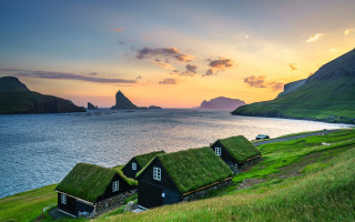Houses hill ocean sunset puzzle - free summer wallpaper for desktop